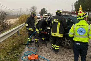 Incidente a Trecastelli, due feriti estratti tra le lamiere